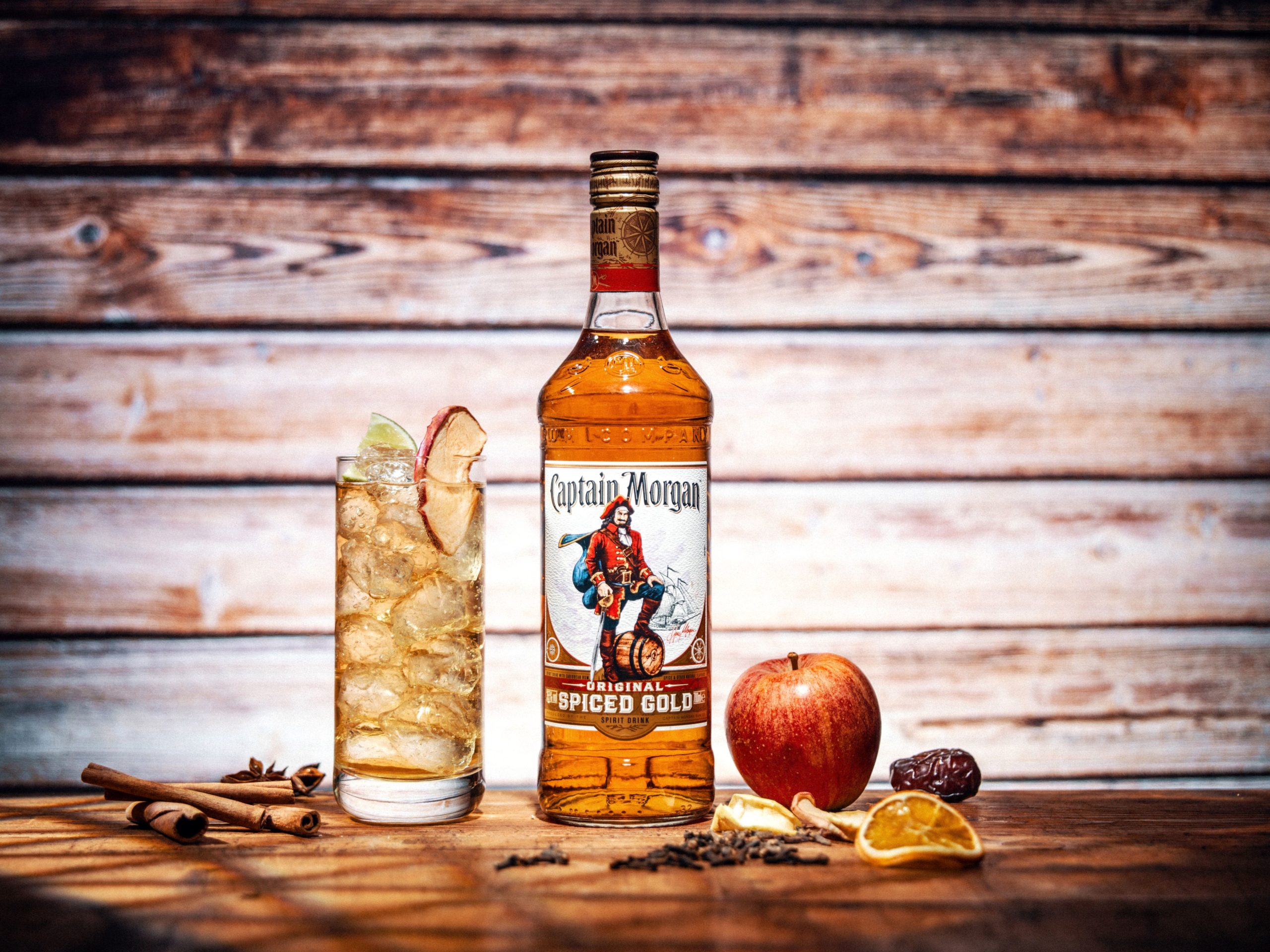 Captain morgan. _Captain Morgan Spiced Gold 1l Bottle. Капитан Морган виски имбирный пряник. Ром реклама.